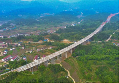 無岳高速桐岳段儲灣大橋順利實現(xiàn)雙幅貫通