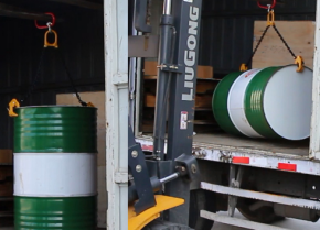 油桶吊鉗的好搭檔——電動(dòng)叉車